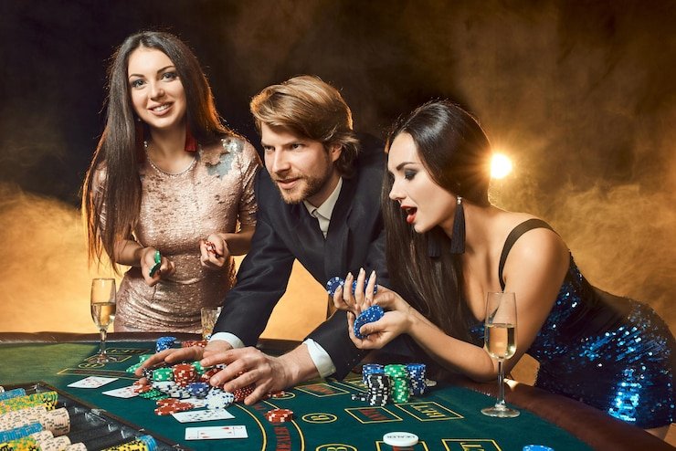 Dealer live casino profesional melayani pemain secara langsung dengan meja dan kartu