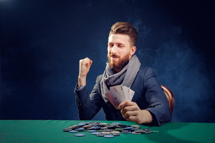 Dealer live casino melakukan permainan secara langsung dengan pengguna yang antusias